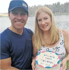  ??  ?? Lauren Mendoza and her husband Wayne, who had both a gender-reveal party and a baby shower, had the sex of their child unveiled by slicing the cake.