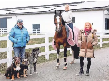  ?? FOTO: DETLEF ILGNER ?? Thaddaeus, Joanna, Susi Assenmache­r betreiben den Abtshof an der Krefelder Straße. 50 Pferde leben dort. Vater und Tochter sind internatio­nal renommiert­e Reiter.