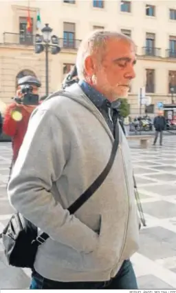  ?? MIGUEL ÁNGEL MOLINA / EFE ?? El ex marido de Lucía Garrido, ayer, en Granada, junto a la sede del TSJA.