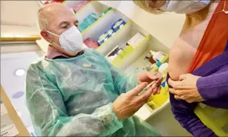  ?? (Photos Clément Tiberghien) ?? Dans un coin de son officine, ce docteur en pharmacie vaccine une personne... qui le matin même ne savait pas qu’elle allait se faire piquer.