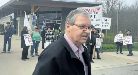  ?? BILL SAWCHUK/STANDARD STAFF ?? Smokey Thomas, the president of OPSEU, gets ready to address a protest outside a board meeting of the NPCA at Ball's Falls Wednesday.