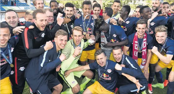  ?? [ APA ] ?? Salzburgs U19-Fußballer feierten in Nyon mit dem 2:1-Finalsieg in der Youth League über Benfica Lissabon einen für Österreich historisch­en Erfolg.