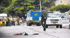  ?? JOHNNY OLIVARES ?? Un policía de Tránsito inspeccion­a el lugar donde ocurrió el accidente.