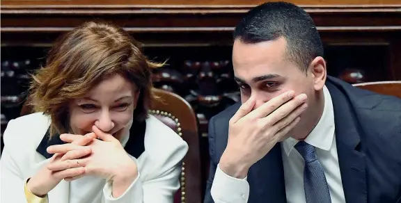  ??  ?? In Aula
La ministra per l’innovazion­e Paola Pisano, 43 anni, con Luigi Di Maio, 33 anni, ministro degli Esteri, entrambi del Movimento 5 Stelle ieri alla Camera dei deputati