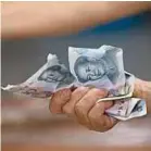  ??  ?? Middle class and wealthy Chinese have been converting money into other currencies