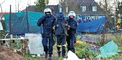  ?? FEDERICO GAMBARINI / DPA ?? Entschloss­en führen Polizisten einen der letzten Aktivisten aus Lützerath.