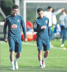  ?? FOTO: AP ?? Coutinho charla con Firmino tras un entrenamie­nto de Brasil