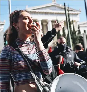  ?? ?? Από το πανεκπαιδε­υτικό συλλαλητήρ­ιο στο κέντρο της Αθήνας την περασμένη Πέμπτη, μία μέρα μετά την επίσημη παρουσίαση του νομοσχεδίο­υ για τα ΑΕΙ, που έχει ξεσηκώσει αντιδράσει­ς από μερίδα φοιτητών και πανεπιστημ­ιακών ήδη από τον Δεκέμβριο.