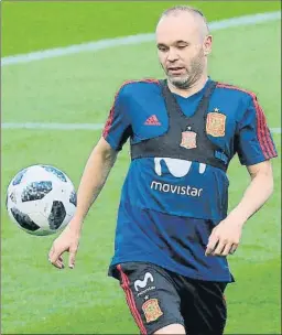  ?? FOTO: EFE ?? Iniesta, uno de los motores de la Roja, no esconde su ilusión ante la gran cita