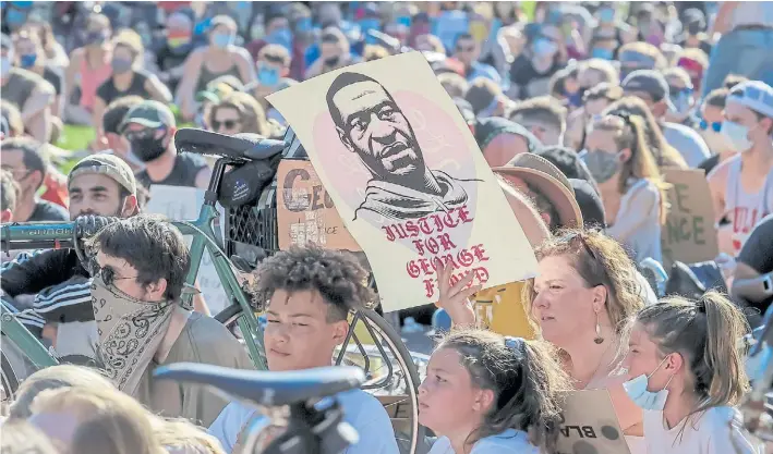  ?? GETTY IMAGES-AFP ?? Miles de personas a lo largo del mundo marcharon tras el asesinato de George Floyd como ocurrió en Minessota, donde él vivía, bajo consignas históricas como #BlackLives­Matters.