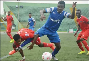  ??  ?? Emeka Ogbugh (centre) was on the scorers’ sheet for Rivers United… yesterday