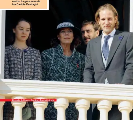  ??  ?? Entre canciones populares y vitoreos, Carolina vivió los festejos acompañada por sus hijos, nueras y nietos. La gran ausente fue Carlota Casiraghi. Alexandra de Hanover, Carolina y Andrea Casiraghi.