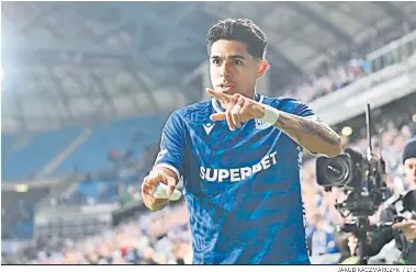  ?? JAKUB KACZMARCZY­K / EFE ?? Luis Palma celebra un gol con el Lech Poznán en la Conference League.