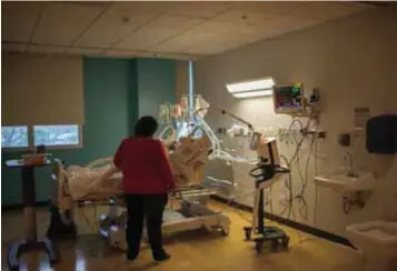  ?? |THE NEW YORK TIMES ?? Yarelis Rosa visita a su esposo, Miguel Bastardo Beroa, en un hospital en Canóvanas, Puerto Rico.