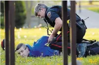  ?? BARRY GRAY HAMILTON SPECTATOR FILE PHOTO ?? Const. Jeff Todoruck is seen arresting Global News videograph­er Jeremy Cohn in Waterdown in May 2017.
