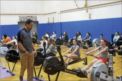  ?? JOSEPH PHELAN — JPHELAN@DIGITALFIR­STMEDIA.COM ?? Students at Maple Avenue Middle School learned how to safely row during physical education classes recently.