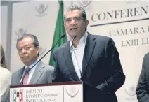  ??  ?? Enrique Ochoa Reza afirmó que aún hay tiempo para que Morena, el PAN y el PRD apoyen la reconstruc­ción con su financiami­ento.