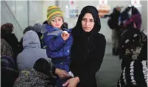  ?? HASSAN AMMAR ASSOCIATED PRESS ?? Une Syrienne attend avec son enfant pour s’enregistre­r dans un bureau des Nations unies à Beyrouth, au Liban.