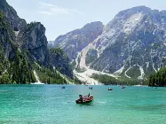  ??  ?? Ammirato
Il famoso lago di Braies è meta di migliaia di turisti ogni anno. L’albergatri­ce Heiss aveva realizzato un parcheggio dove prima si trovava un bosco