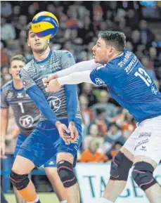  ?? FOTOS: SEBASTIAN WELLS ?? Ist aktuell der beste Zuspieler in der deutschen Volleyball-Bundesliga: Simon Tischer (Bild links). VfB-Libero Markus Steuerwald (Bild rechts) ist derzeit in bestechend­er Form.