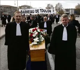  ?? (Photos P. Blanchard) ?? Un cercueil recouvert de codes pénaux : c’est le cadeau des avocats varois contre la réforme judiciaire. La préfecture du Var en a fait les frais !