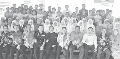  ??  ?? RAISIN (lima kanan, dan Jaafar (empat kanan) bersama calon UPSR SK Lubok Temiang. Turut kelihatan Guru Besar SK Lubok Temiang, Cally Awat Muguring (lima kiri) dan YDP PIBG, Mohd Dzulfaizal (tiga kanan).