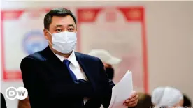  ??  ?? Президент Кыргызстан­а Садыр Жапаров во время референдум­а о поправках в конституци­ю