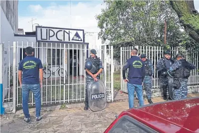  ??  ?? La policía allanó una delegación del sindicato acusado de vender certificad­os