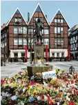  ?? Foto: Fassbender, dpa ?? In der Altstadt Münsters erinnern Blu men an die Opfer.
