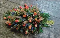  ?? Fotos: „Reuß, die Gärtner & Floristen“ ?? So ein schönes Blumen‰Bouquet eignet sich gut dazu, auf dem Grab ab‰ gelegt zu werden.
