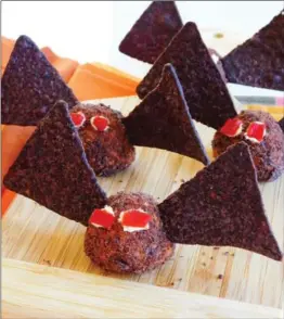  ?? DANA CIZMAS, TNS ?? Bat Wing Cheese Balls: spooky-fun finger food.