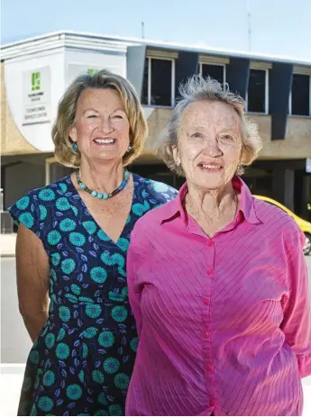  ?? Photo: Nev Madsen ?? MEMORIES: Jane Hobbs (left) and Diana Wright talk about the 1983 incident in which they were briefly held hostage at the Toowoomba Library.