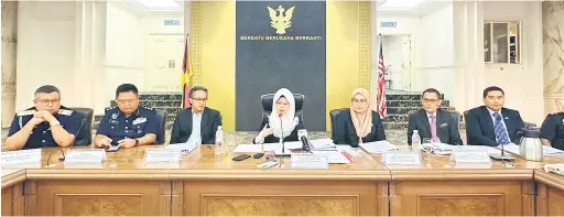  ?? ?? KEJAYAAN: Fatimah (tengah) bercakap pada sidang media di Kuching semalam.