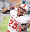  ?? MARCO GARCIA/ASSOCIATED PRESS ?? New Mexico running back Tyrone Owens scores against Hawaii. UNM beat the Rainbow Warriors 28-21.