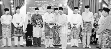  ??  ?? Awang Tengah (fifth left) presenting the champion’s prize for the ‘Qari’ category to Mohamad Faizzil. From left are Husini, Julaihi, Datin Dayang Lily Datuk Abang Indeh (Ahmad Lai’s wife), Ahmad Lai, Abdul Aziz, Abdul Rahman and Usop Sani.