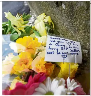  ?? — Reuters ?? Gone too soon: Flowers and a message are seen at the scene where McKee was shot dead, in Londonderr­y.