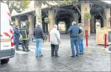  ??  ?? Les pompiers et autorités présents