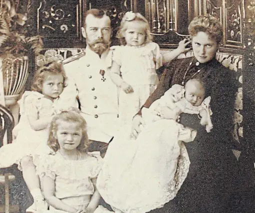  ?? /Reuters ?? Before the fall: An enlarged photograph shows Tsar Nicholas II, his wife, Alexandra Fedorovna, and their four daughters.