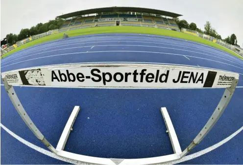  ?? Foto: dpa/Martin Schutt ?? Ernst-Abbe-Sportfeld in Jena: Bis hier wieder Fußballall­tag herrscht, sind noch einige Hürden zu nehmen.