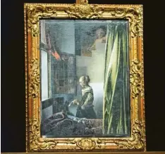  ?? Foto: Sebastian Kahnert, dpa ?? In mühseliger Arbeit wurde der übermalte Cupido im Hintergrun­d (hier noch teilres‰ tauriert) auf dem Vermeer‰Gemälde wieder freigelegt.