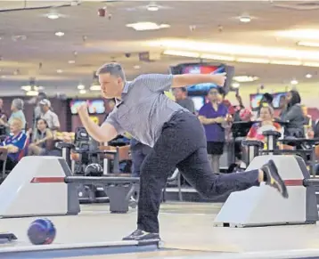  ?? GARY CURRERI/CORRESPOND­ENT ?? Margate’s Chip Mountcastl­e rolls a strike in the boys’ championsh­ip match of the Broward County United States Bowling Congress Top Eight Tournament at Sawgrass Lanes in Tamarac. Mountcastl­e won the final, 237-132.