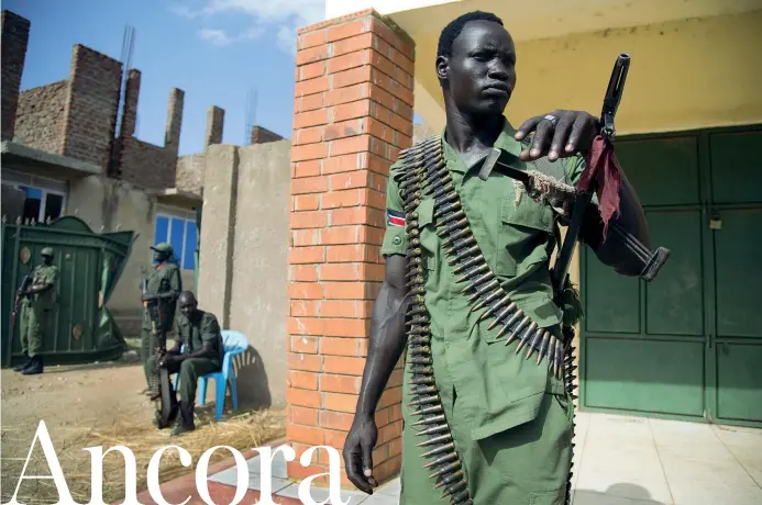  ??  ?? Conflitto Un miliziano delle truppe fedeli al vicepresid­ente Rieck Machar, che combattono contro le forze che fanno capo al presidente Salva Kiir (Farran/Afp)