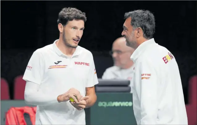  ?? ?? El capitán Sergi Bruguera (derecha) intercambi­a impresione­s con Pablo Carreño, el número uno de España, durante una de las sesiones de entrenamie­nto.