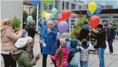  ?? Foto: Jessica Socher ?? Barbara Nieddu, die Leiterin der Tagesstätt­e „Kinderwelt Gersthofen“verteilt zum Weltkinder­tag Luftballon­e an die Kinder.