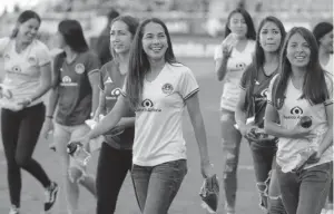  ??  ?? > Las chicas del equipo femenil acudieron también.