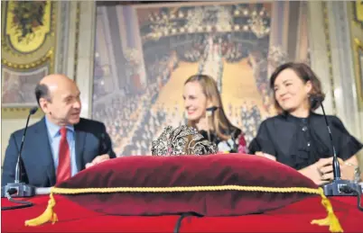  ?? [ Andreas Tischler / Vienna Press ] ?? Staatsoper­ndirektor Dominique Meyer, Opernball-Chefin Maria Großbauer und Birgit BertholdKr­emser von Swarovski (v. l.) mit der Tiara für 2018.