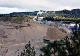  ?? FOTO: SINDRE HAUGEN MEHL ?? PRODUKSJON: Når 22.000 tonn asfalt skal legges i Agder, vil mye av asfalten vaere kortreist og stamme fra NCC-fabrikken på Rugsland i Birkenes.