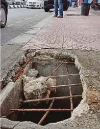  ?? PIC BY IMRAN MAKHZAN ?? The gaping hole in a walkway in Kuala Terengganu should be fixed quickly.