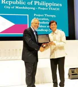  ??  ?? United Nations Assistant Secretary General Lenni Montiel confers the award for Improving the Delivery of Public Services to Mandaluyon­g City represente­d by Mayor Benjamin Abalos Jr. during the UNPublic Service Awards Ceremony last week in Medellin,...