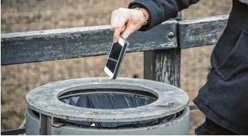  ??  ?? In den Müll mit dem Smartphone: Zukunftsfo­rscher Matthias Horx sieht allmählich ein Ende beim Thema dauernde Erreichbar keit.